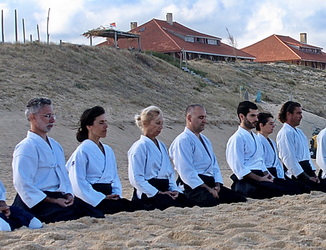 l'aïkido comprend l'étude de la concentration, méditation, techniques respiratoires 